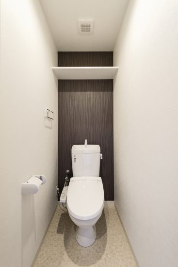 名古屋市天白区の賃貸マンションのアクセントクロスが高級感を出すトイレ
