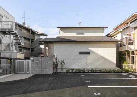 名古屋市南区の注文住宅の駐車場の奥にある注文住宅