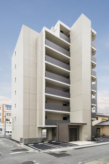 名古屋市中村区のエントランス横に平置き駐車場のある賃貸マンション