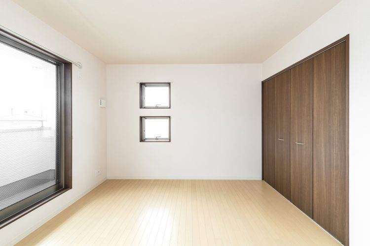 名古屋市名東区の戸建賃貸住宅の二つ並んだ窓がある収納付き2階洋室