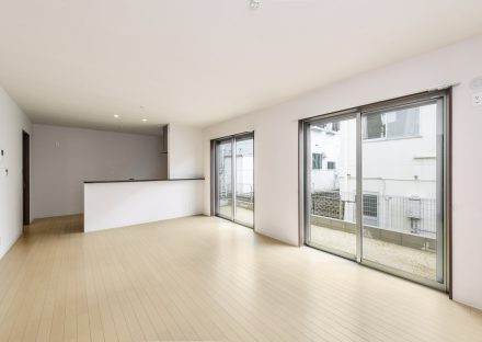 名古屋市名東区の戸建賃貸住宅の窓が大きく明るいLDK