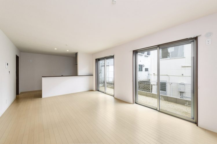 名古屋市名東区の戸建賃貸住宅の窓が大きく明るいLDK