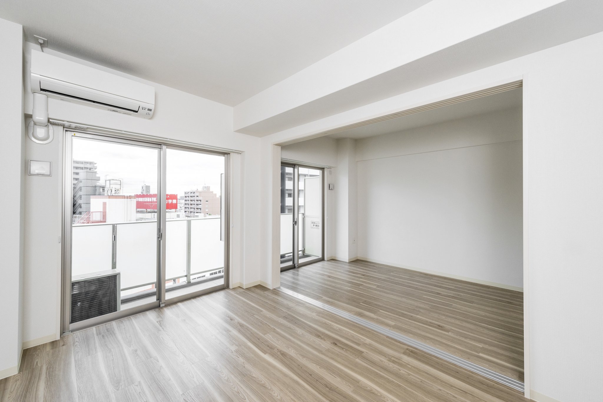 名古屋市中村区の賃貸マンションのベランダ付きのリビングダイニングと洋室
