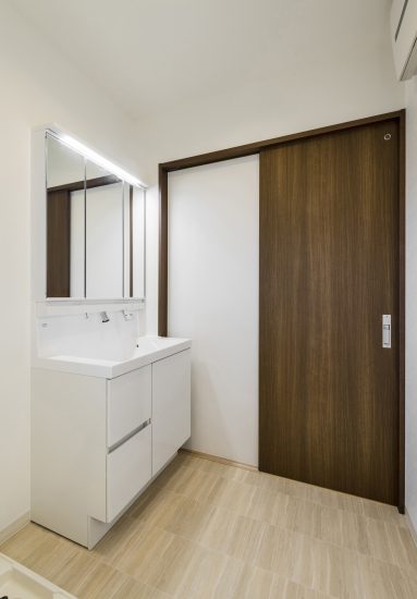名古屋市名東区の戸建賃貸住宅のドアがアクセントカラーのシンプルな洗面室