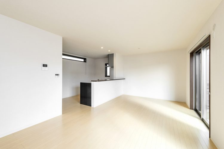 名古屋市名東区の戸建賃貸住宅のシンプルな部屋に黒のキッチンが映えるLDK