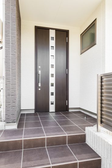名古屋市名東区の戸建賃貸住宅のスクエア模様がおしゃれな玄関ドア