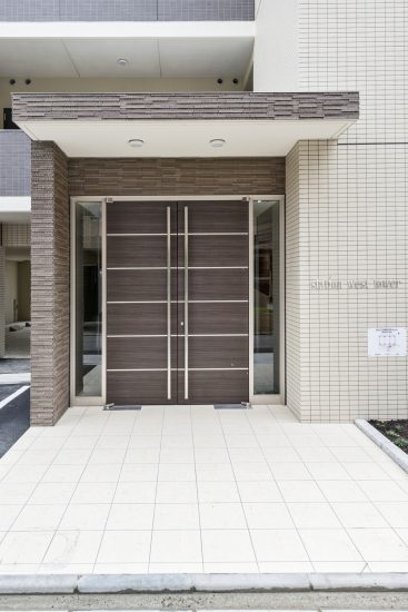 名古屋市中村区の賃貸マンションの大きな両開き戸のエントランス