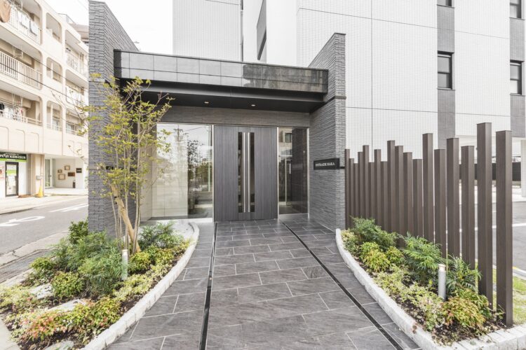 名古屋市天白区の賃貸マンションの両側に植栽のあるエントランス