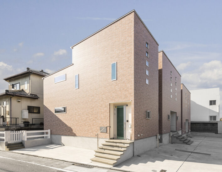 名古屋市瑞穂区の角地の賃貸アパートと玄関の向きが異なるおしゃれな外観デザインのロフト付戸建賃貸住宅