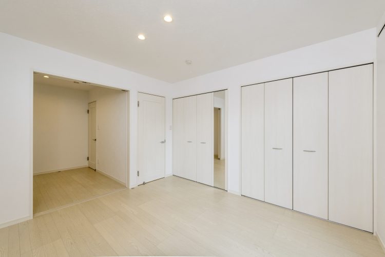 名古屋市瑞穂区の賃貸アパートの収納が多い白を基調とした洋室