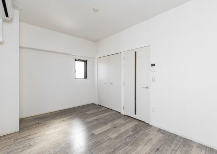 名古屋市西区の賃貸マンションのアンティーク調のフローリングの洋室写真