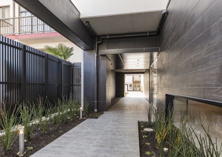 名古屋市西区の賃貸マンションの両サイドに植栽のある玄関アプローチ