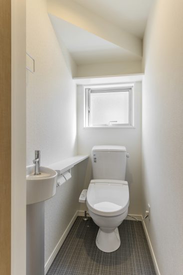 愛知県あま市の戸建賃貸住宅の丸みのある手洗い場付きのトイレ