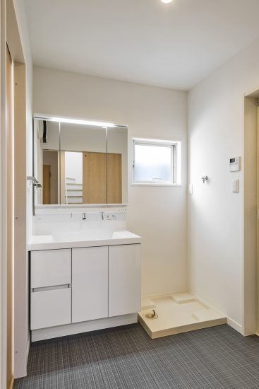愛知県あま市の戸建賃貸住宅のグレーの床の洗面＆脱衣室