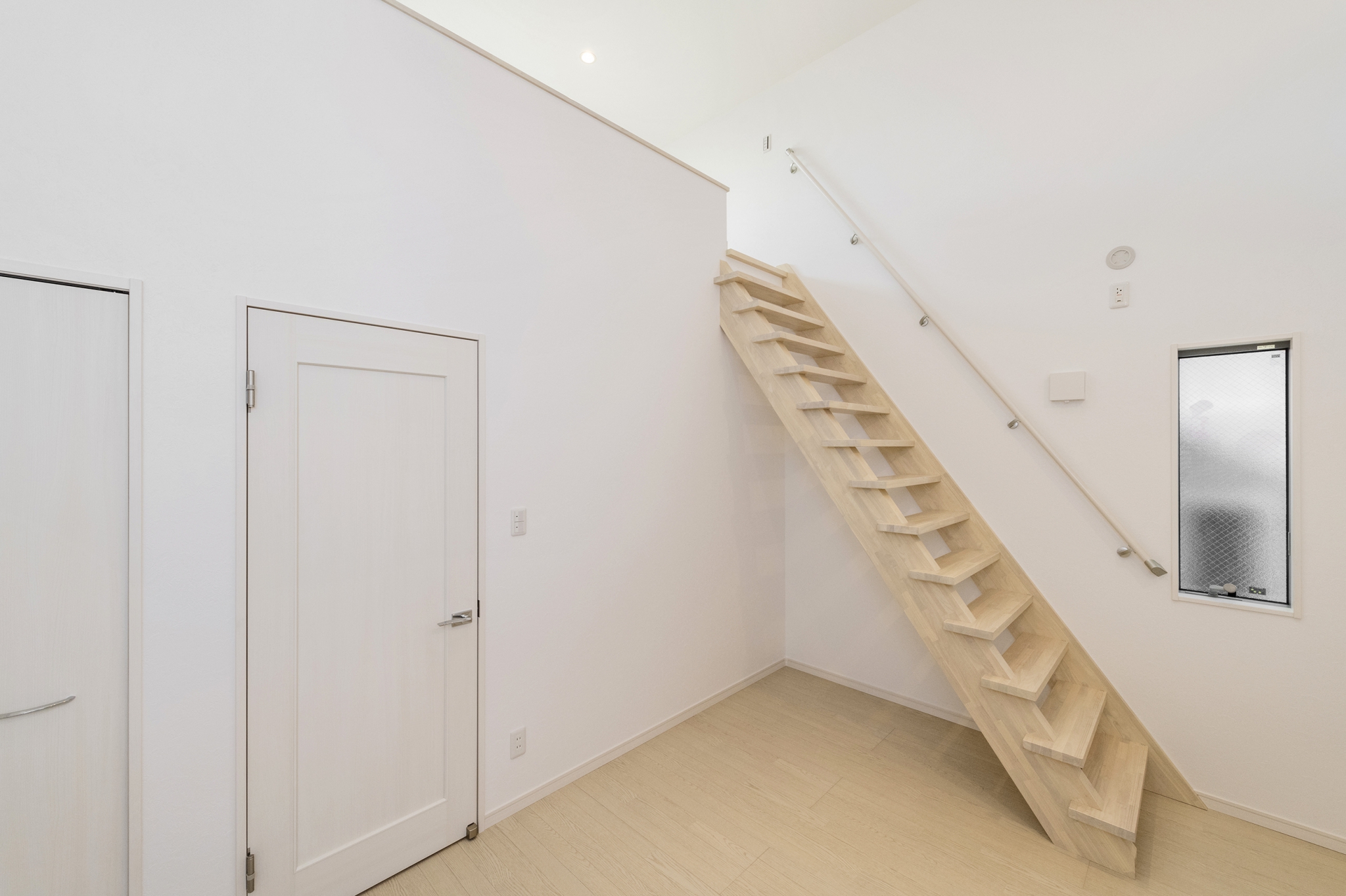 名古屋市瑞穂区の賃貸アパートの階段の付いたロフト付き洋室