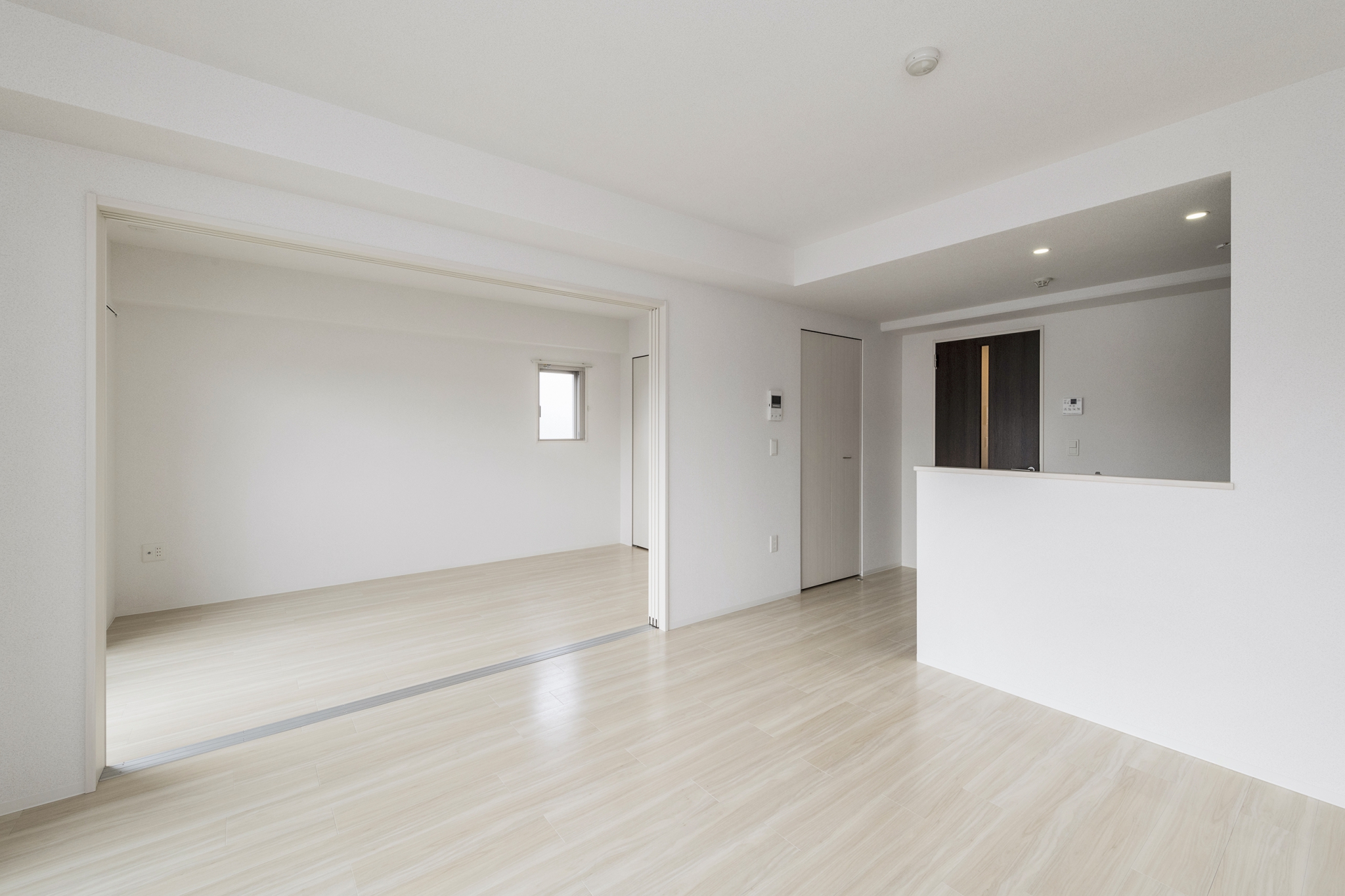 名古屋市名東区の4階建ての賃貸マンションのリビングとつなげる事も出来る洋室