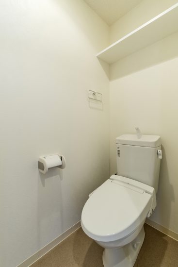 名古屋市緑区の賃貸マンションの棚付きのシンプルなトイレ