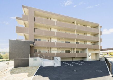名古屋市緑区の約300坪の変形地の土地活用:ナチュラルテイストな外観の4階建て賃貸マンション