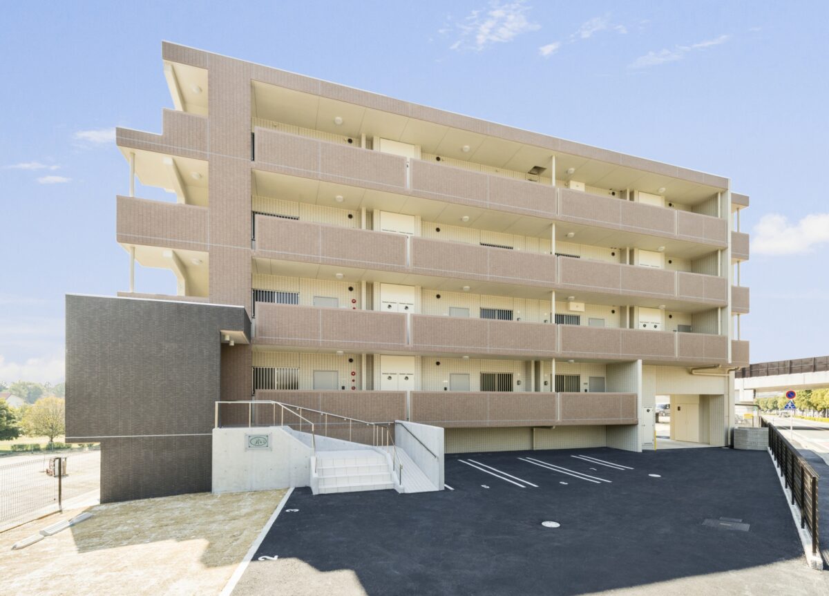 名古屋市緑区の約300坪の変形地の土地活用:ナチュラルテイストな外観の4階建て賃貸マンション