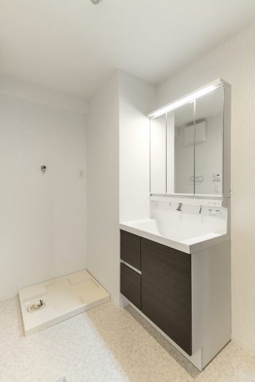 名古屋市名東区の4階建ての賃貸マンションのシンプルな洗面台と室内洗濯機置場