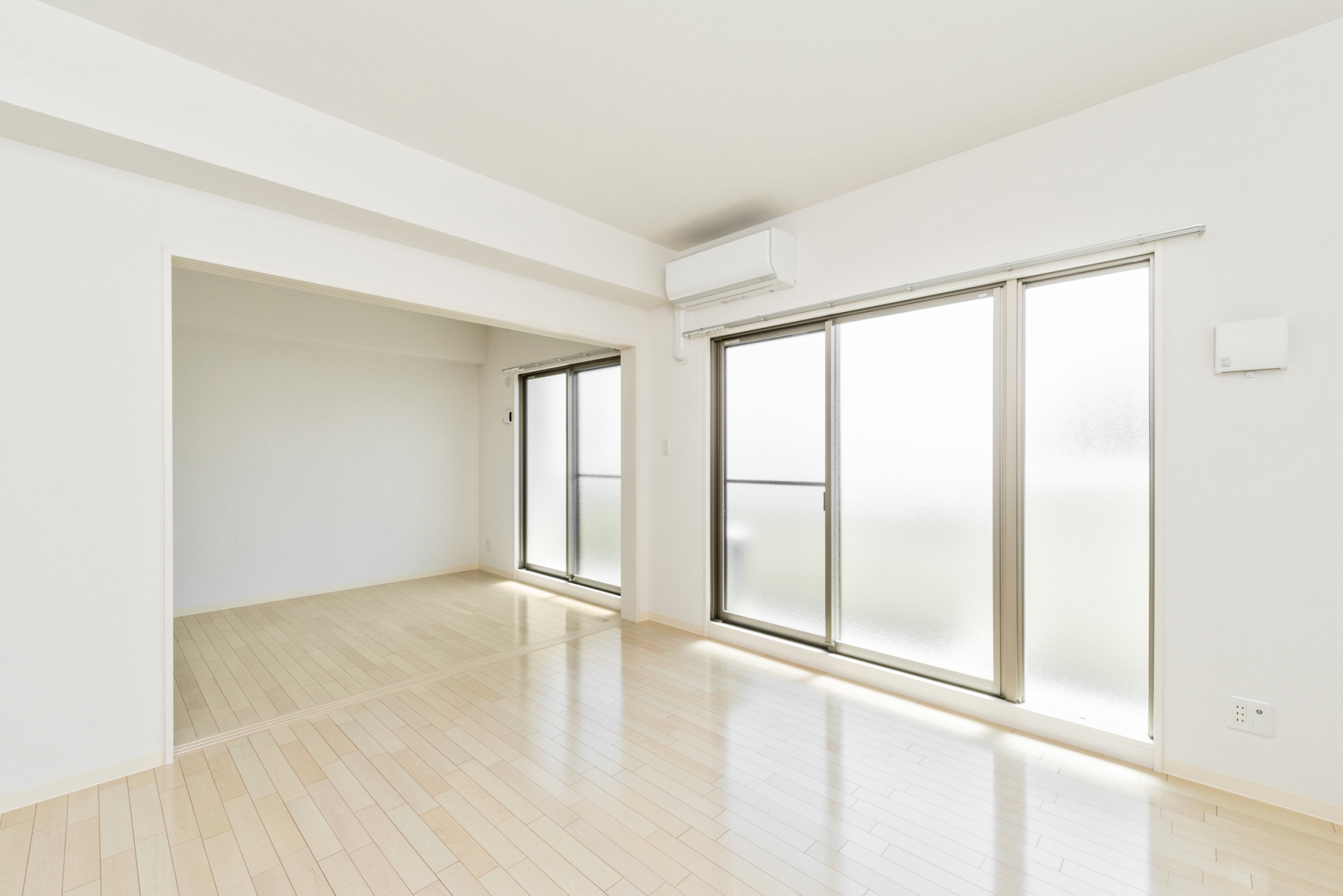 名古屋市緑区の約300坪の変形地の土地活用：エアコン付の明るいリビングと洋室