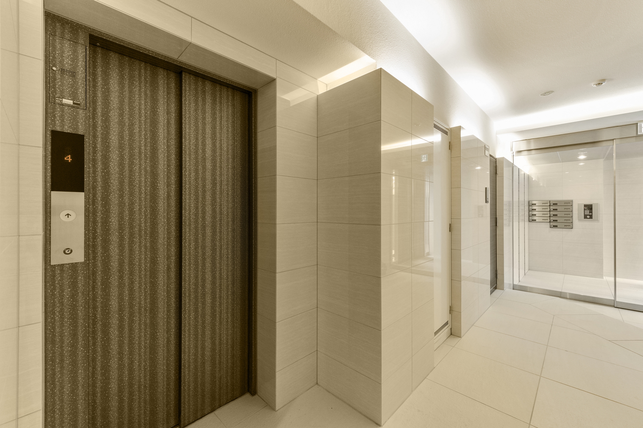 名古屋市名東区の4階建ての賃貸マンションの白を基調としたエレベーターホール