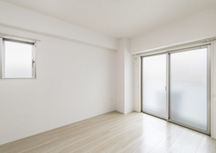 名古屋市名東区の4階建ての賃貸マンションの掃き出し窓の付いたナチュラルテイストな洋室