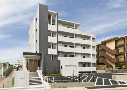 愛知県知多郡武豊町の駐車場付モダンな外観デザインの5階建て賃貸マンション併用住宅