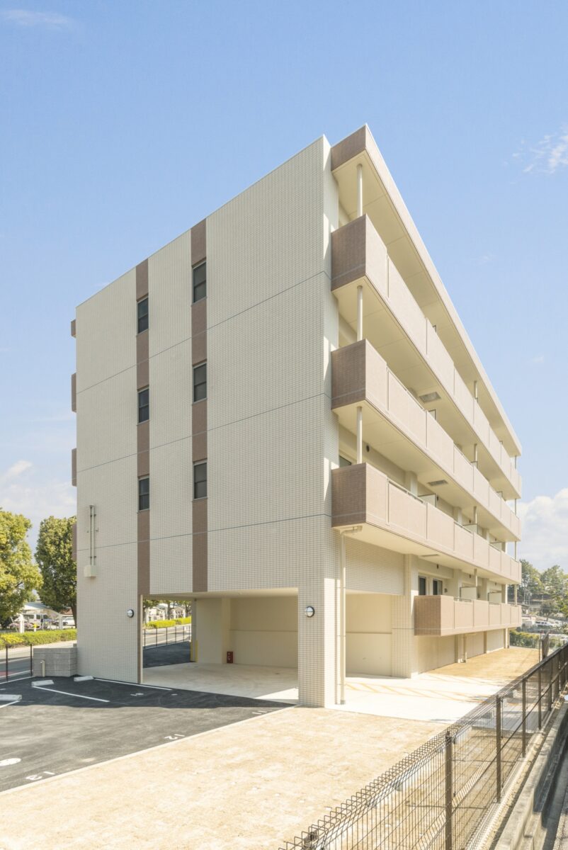 名古屋市緑区の約300坪の変形地の土地活用:賃貸マンションの駐車場から見た外観