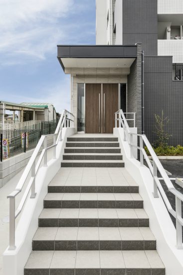 愛知県知多郡武豊町の賃貸マンションの手すりの付いた階段の玄関アプローチ