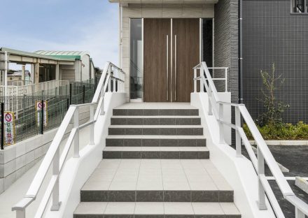愛知県知多郡武豊町の賃貸マンションの手すりの付いた階段の玄関アプローチ