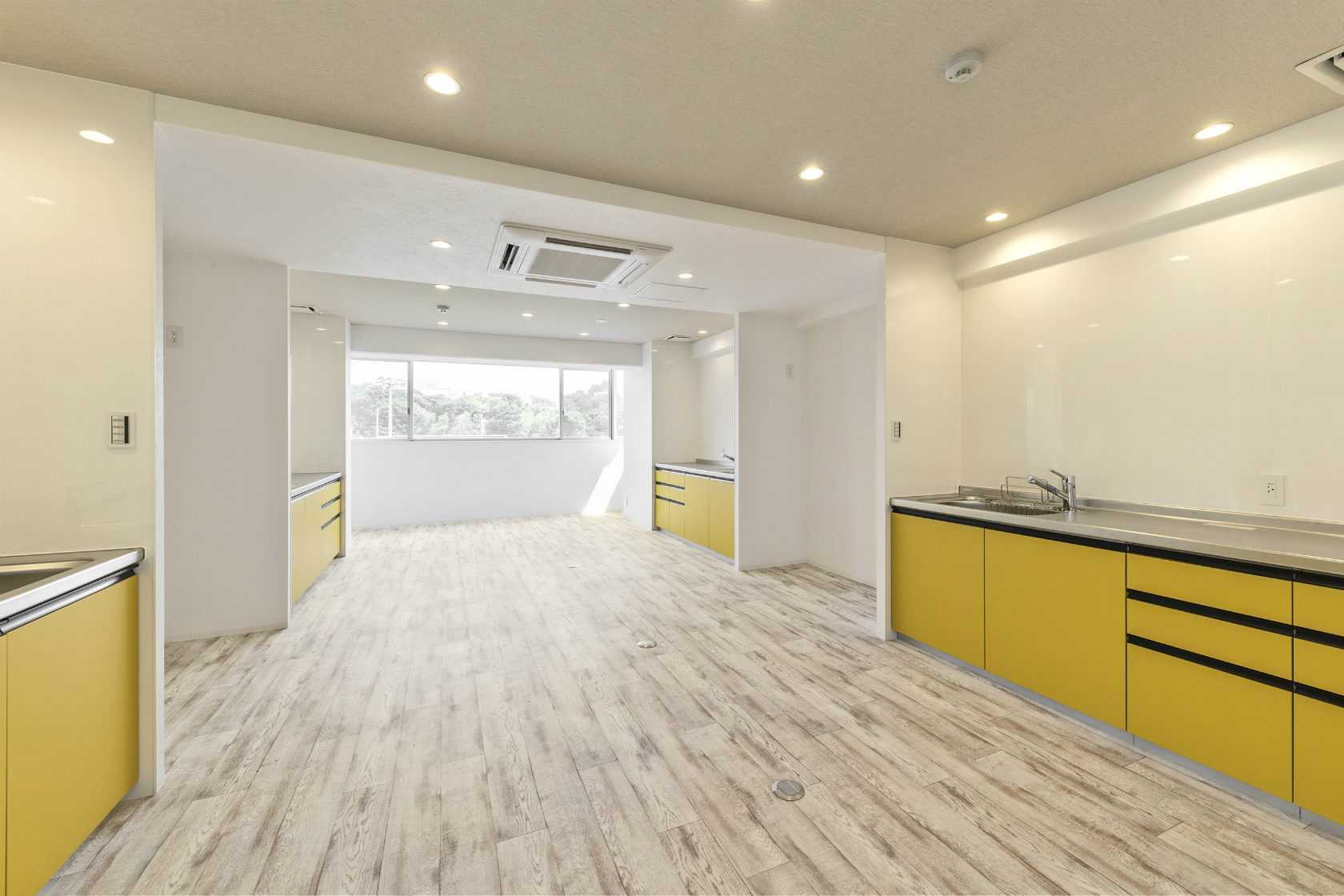 愛知県日進市の学生寮の黄色が映える共用システムキッチン