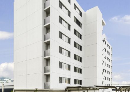 愛知県日進市の約500坪の土地活用：シンプルな8階建て学生寮外観デザイン