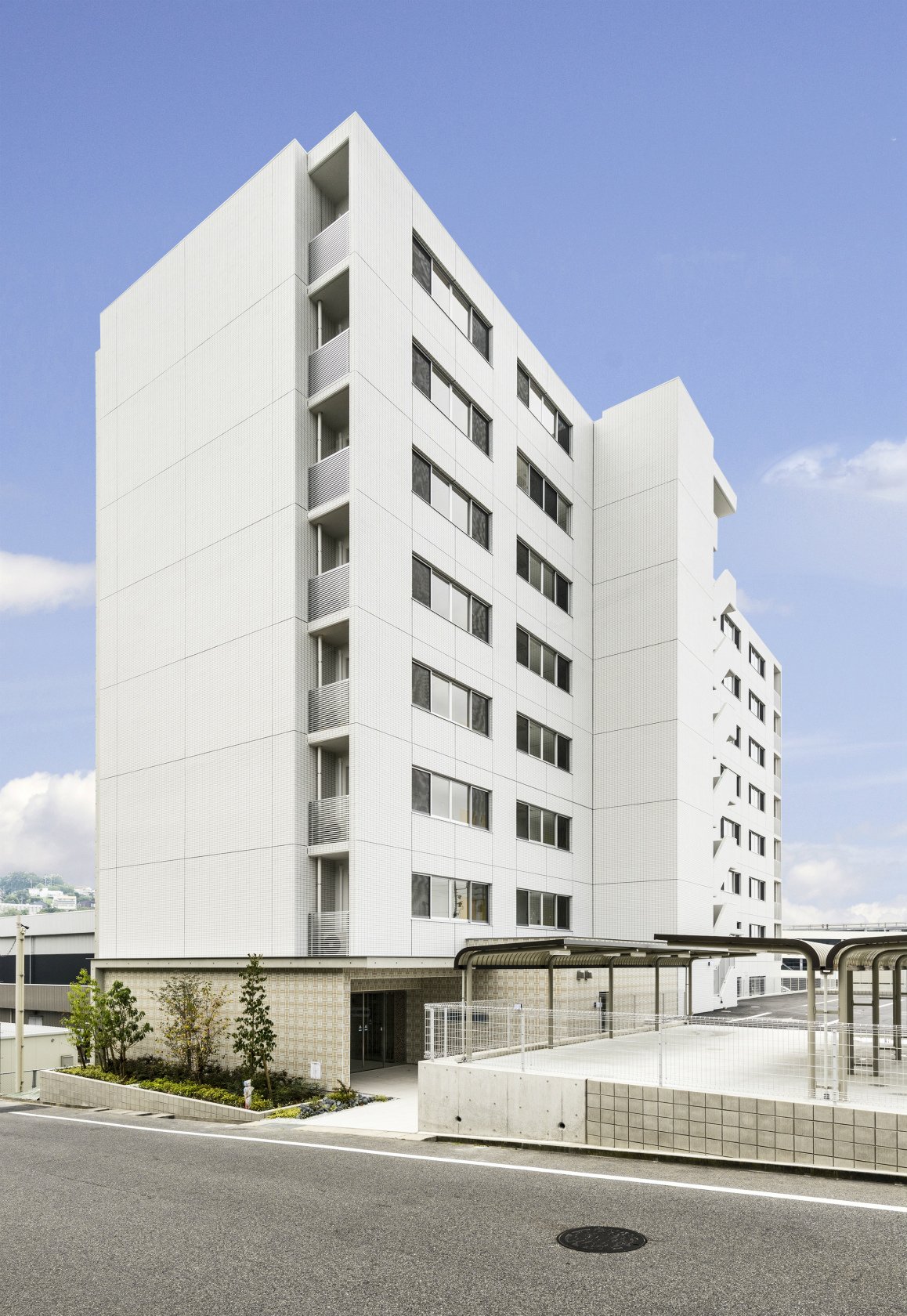 愛知県日進市のシンプルな8階建て学生寮外観デザイン