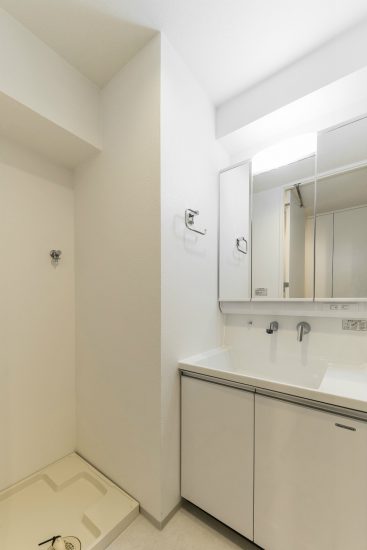 名古屋市中区のワンルーム賃貸マンションの白で統一された洗面室