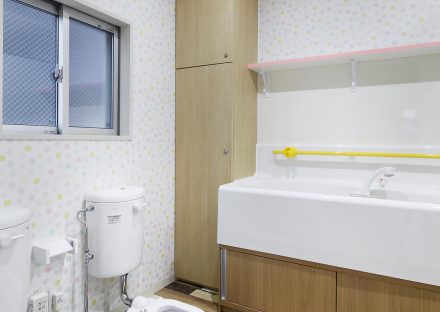 名古屋市天白区の保育園1階のロッカー付きの水玉がかわいい幼児用トイレ