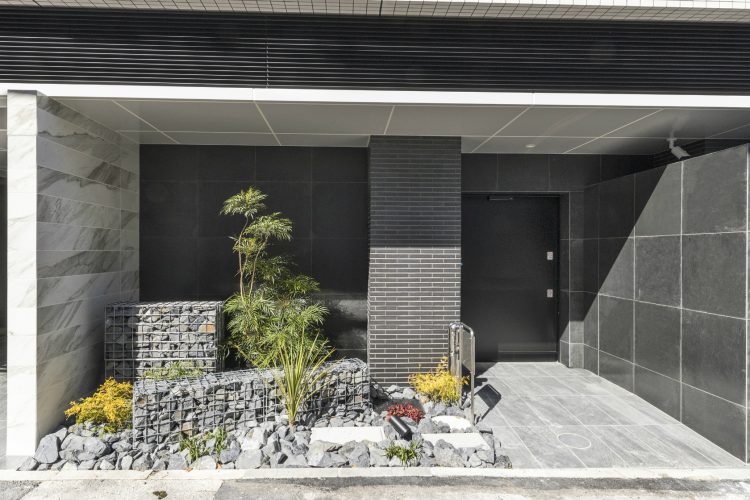 名古屋市中区のワンルーム賃貸マンションのエントランス横のきれいな庭園