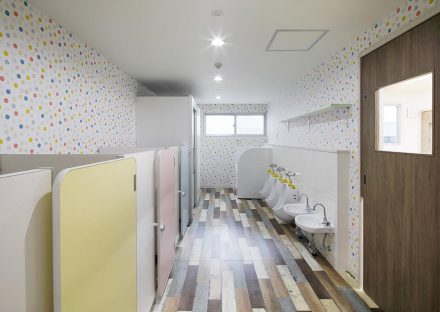 名古屋市天白区の保育園1階のパステルカラーの扉の幼児用トイレ