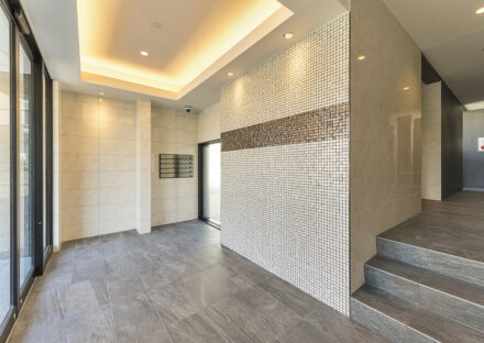 細かなタイルがおしゃれなエントランスホール