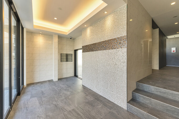 細かなタイルがおしゃれなエントランスホール