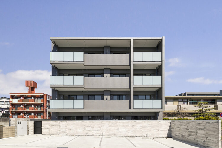 南側の駐車場、半透明のパネルのベランダは陽当りも良好