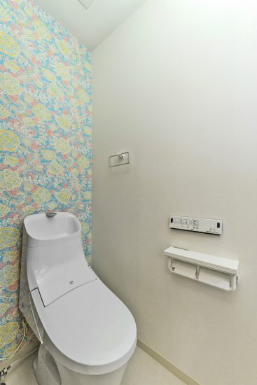 名古屋市名東区の医療施設の壁紙がきれいなトイレ