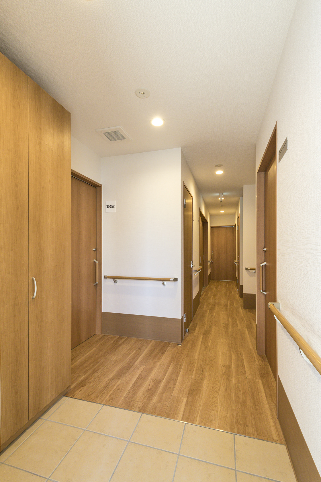 名古屋市北区の介護施設の玄関ホール　手すり付の廊下