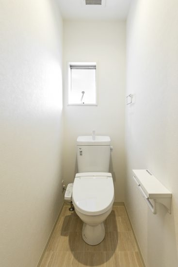 愛知県一宮市のガレージハウスの窓付きの真っ白なトイレ