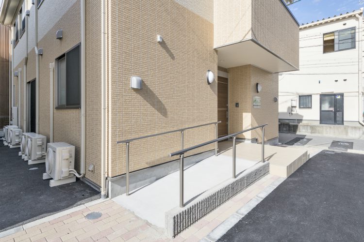 名古屋市北区の介護施設のスロープのある玄関アプローチ