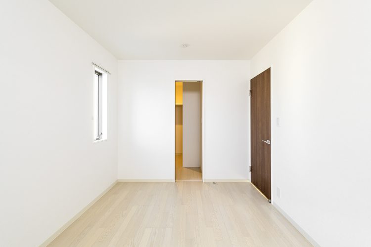名古屋市瑞穂区の戸建賃貸住宅のウォークインクローゼットのついた2階洋室