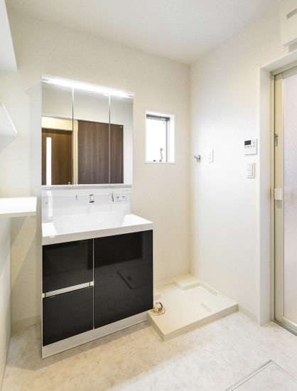 名古屋市瑞穂区の戸建賃貸住宅のナチュラルな部屋に映えるブラックの洗面台