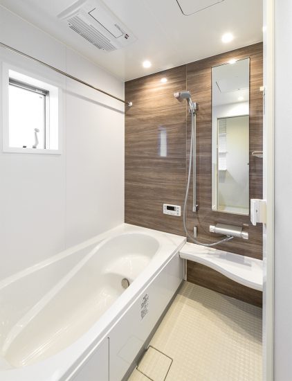 名古屋市瑞穂区の戸建賃貸住宅の浴室乾燥機付きのゆったりとしたバスルーム