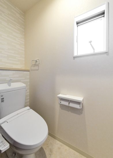 名古屋市瑞穂区の戸建賃貸住宅の窓があり明るい棚付きのトイレ