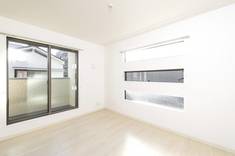 名古屋市瑞穂区の戸建賃貸住宅の三段の窓がおしゃれな洋室
